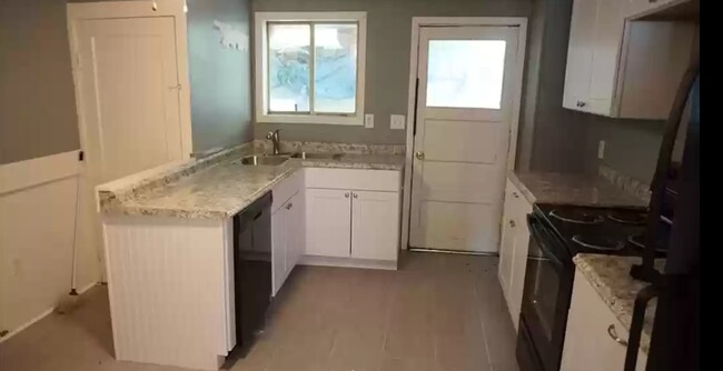 Kitchen - 344 Plum St Townhome