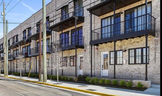 Building Photo - Less than 3 blocks from Bryant Denny Stadium Rental