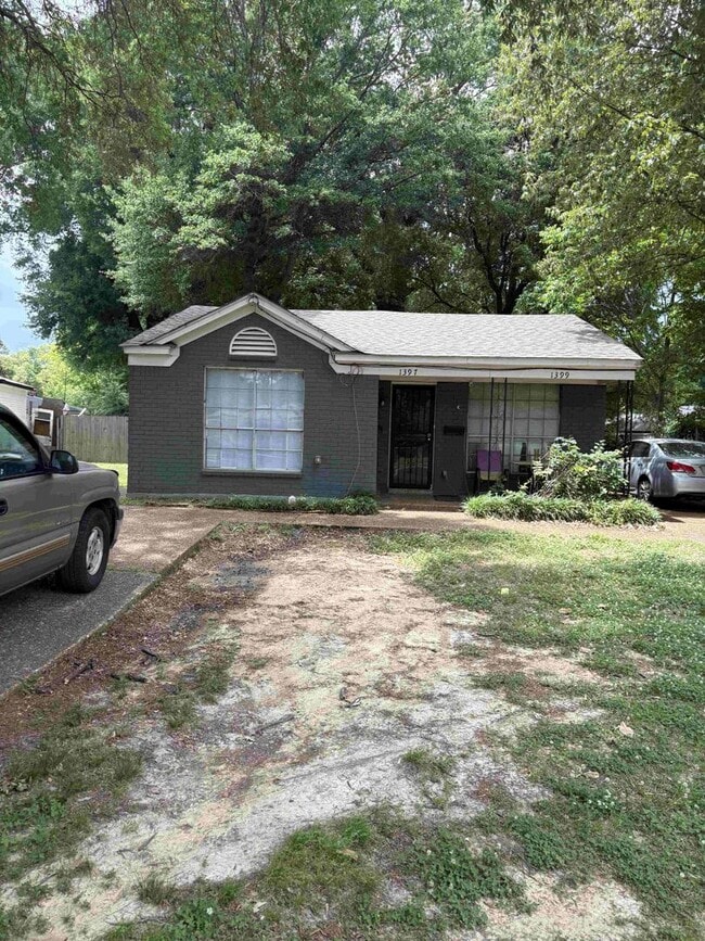 Building Photo - This 2BR/1BA includes a nice-sized living area, an ample kitchen, a fenced-in