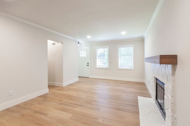 Photo - 3bd/3ba Home w/ Fully Fenced Backyard and Deck!