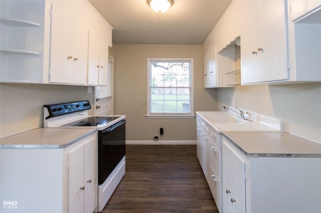 Building Photo - 2558 Broadway