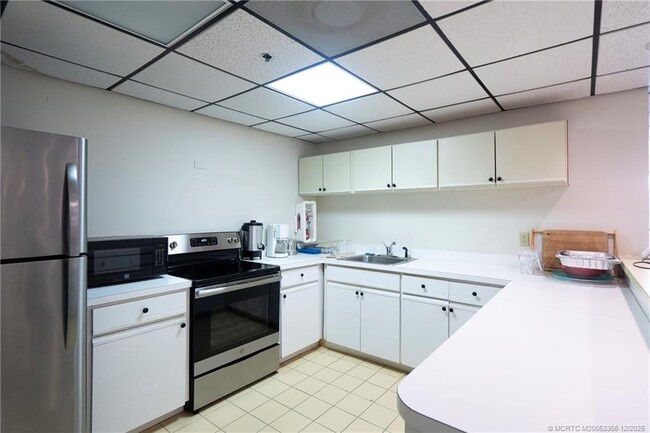 Building Photo - 221 NE Plantation Rd Unit 407