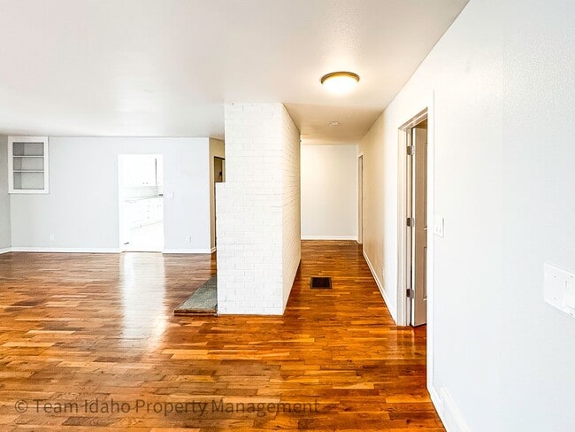 Photo - 1123 E 6th St Unidad A - upper