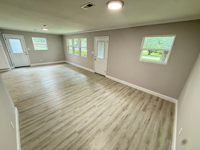 Building Photo - 3 Bed 1 Bath Springfield, MO
