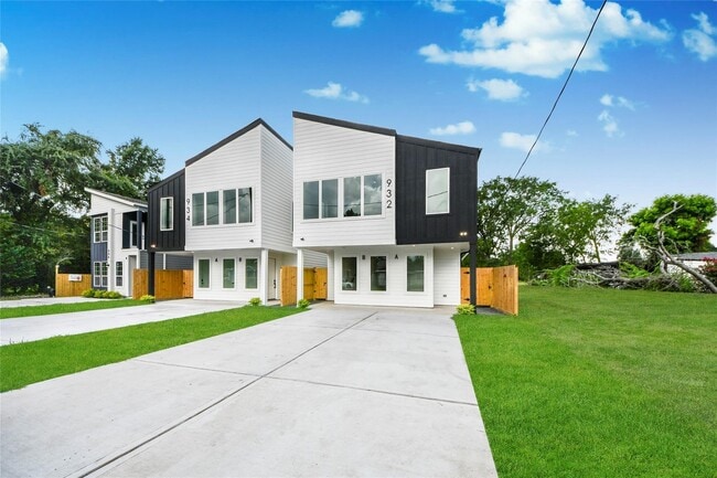 Photo - 932 South Ln