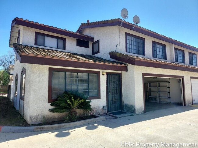 Building Photo - Spacious Town House