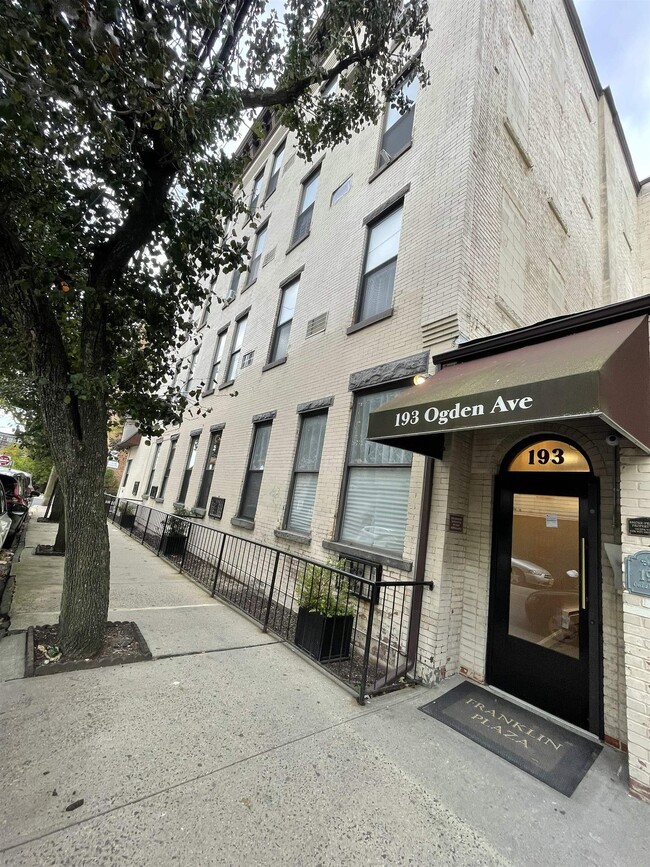 Building Photo - 193 Ogden Ave. Unit 2E