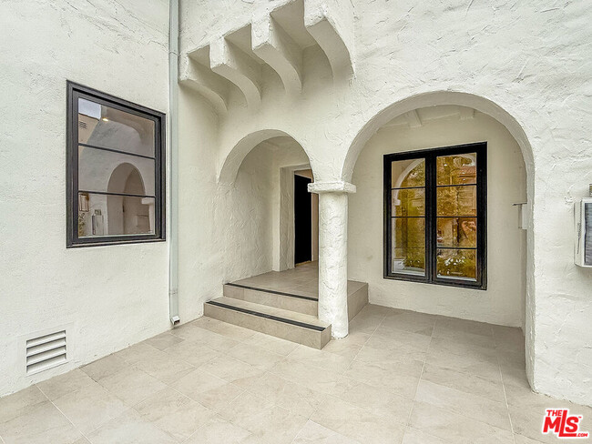 Photo - 150 N Arnaz Dr Unidad C