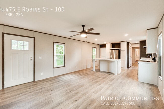 Photo - 475 E Robins St