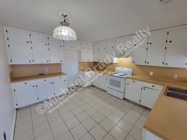 Building Photo - 3262 Matthews Dr Unit A