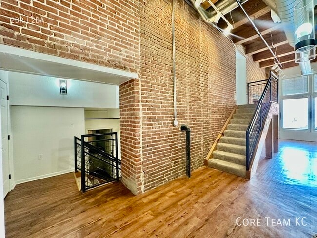 Building Photo - 202 W 5th St Unit 105 Rental