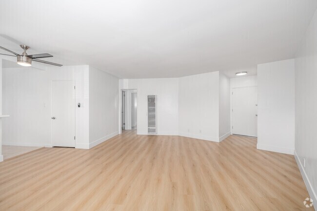 1BR, 1BA - 705SF - Living Room - 4143 Palmwood Dr