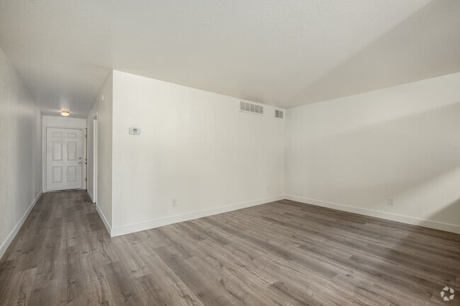 1BR, 1BA - 680SF - Living Room