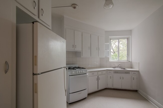 Building Photo - 3500 Av. Ridgewood Unit 403