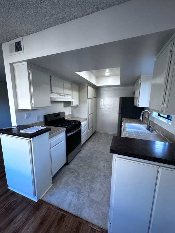 Photo - 135 N Swall Dr Unidad 204