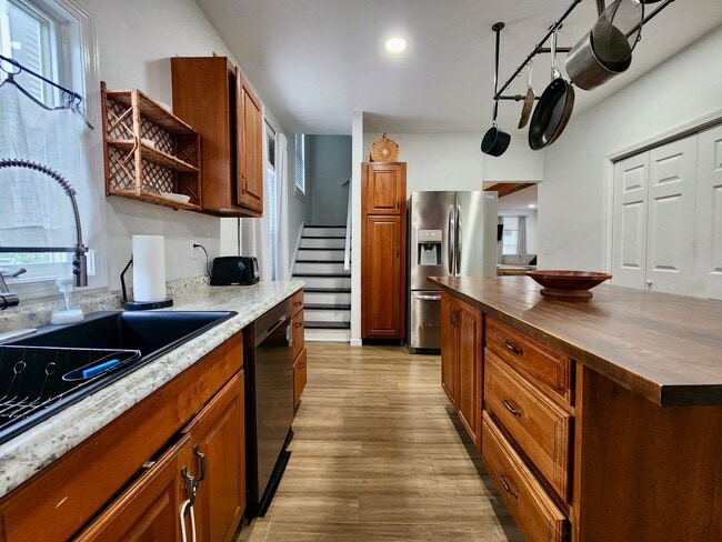 Building Photo - 4 bed 2.5 bath House | East Rochester | First Floor Laundry Hookups | Front and back covered porch