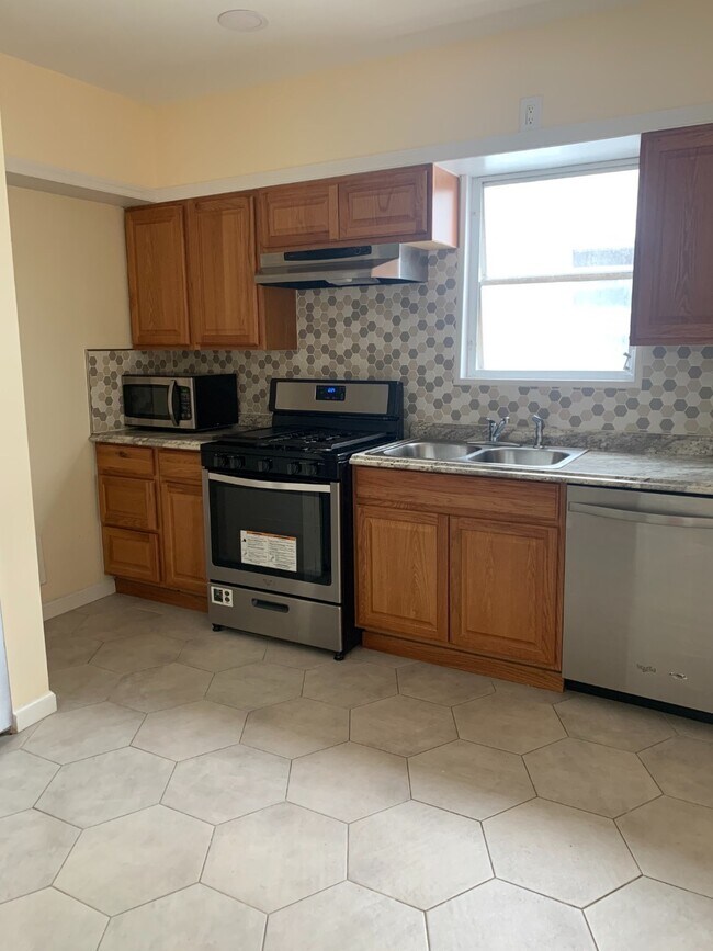 Photo - 190 Bay 7th St