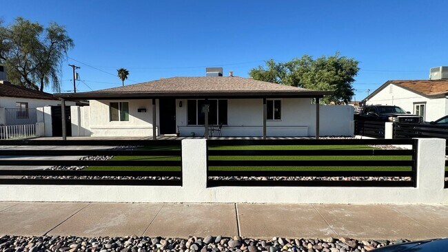 Building Photo - Renovated 4 Bedroom, 2 Bathroom Home in a Prime Phoenix Location!