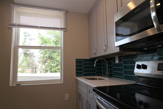 Building Photo - 3945 Baring St Unit 2nd Floor - B