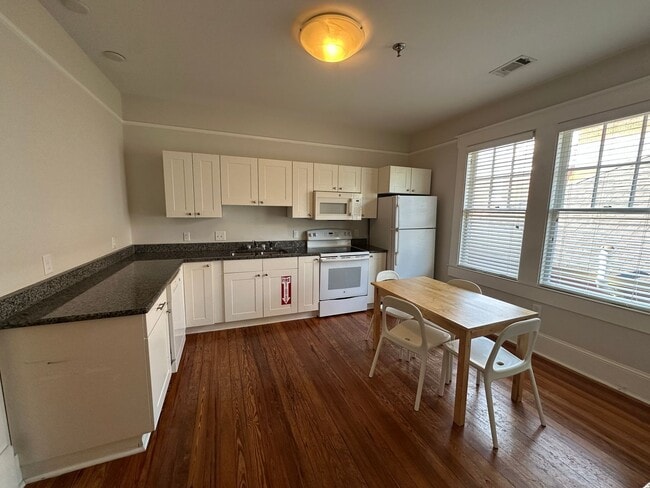Photo - 1268 College St Unidad 3