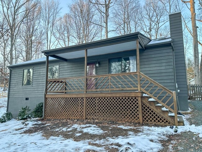 Building Photo - 3 Bedroom/2Bath Ranch inside Lake Monticello Community