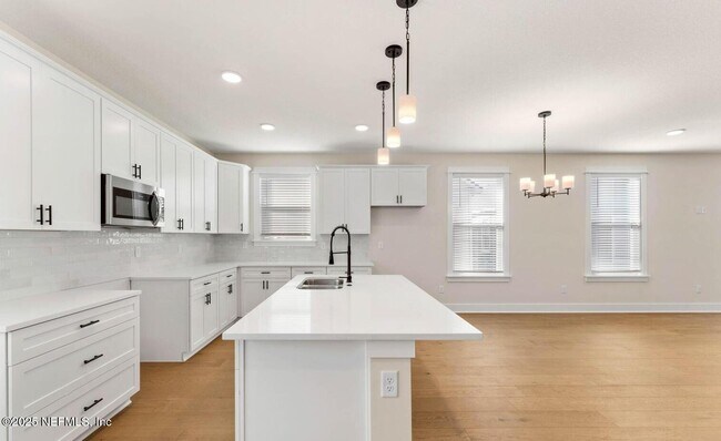 Photo - 32 E 10th St