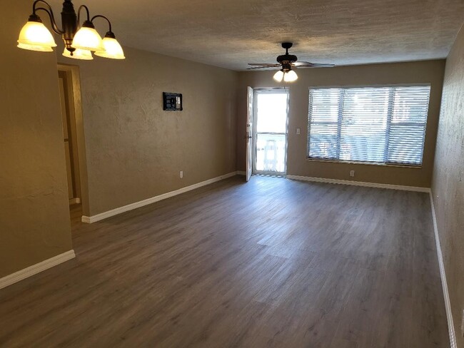 Sala de estar - 2451 Canadian Way Unidad #31