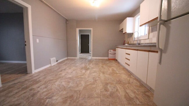 Photo - 39 Empress Ave N Unit 1