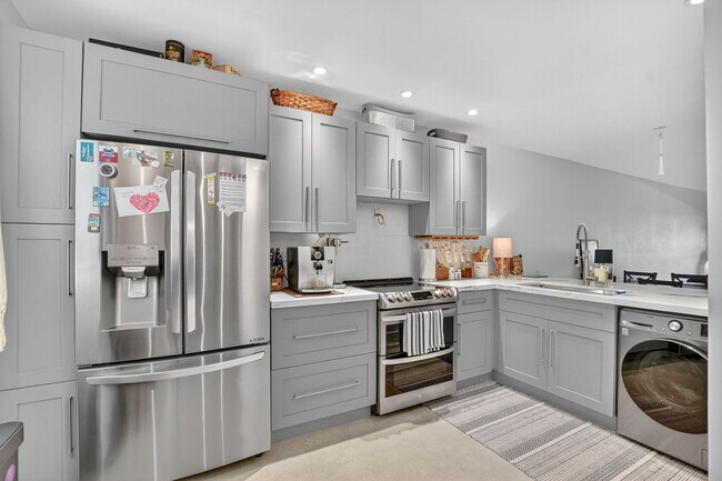 Building Photo - 2320 SW 22nd Ave Unit 212 Rental