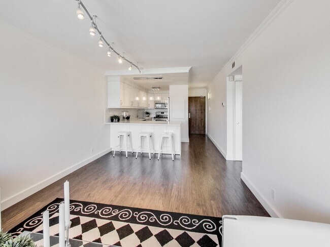 Photo - 914 Yonge St
