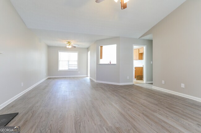 Photo - 852 New England Ct