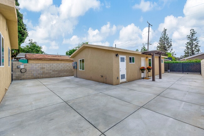 Photo - 1012 W Walnut St Unit #2