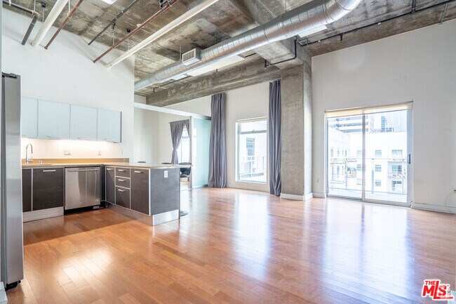 Building Photo - 645 W 9th St Unit 718 Rental