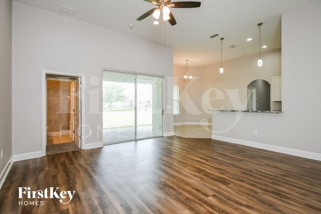 Photo - 321 Lake Mariana Pl