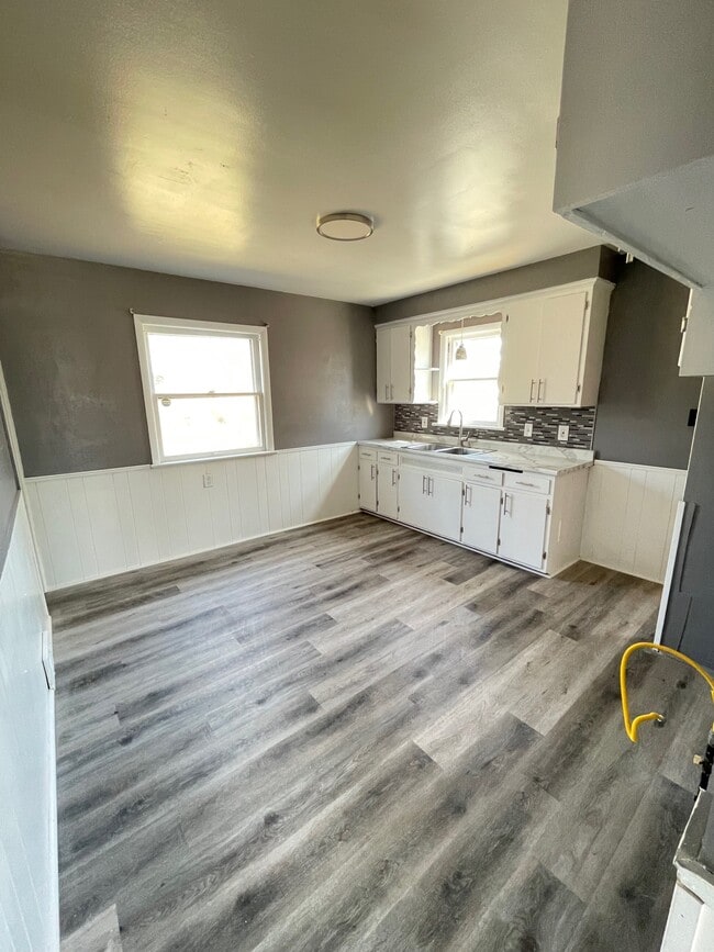 Photo - 16117 Mendota Ave