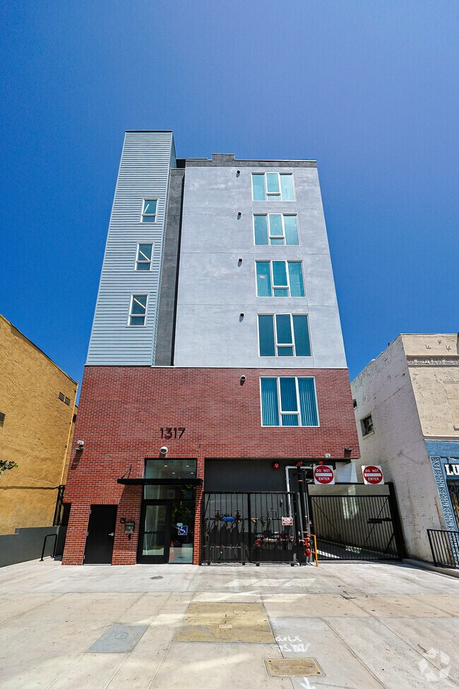 Building Photo - 1317 W Jefferson Blvd Rental