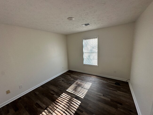 Photo - 574 Manning Rd SW