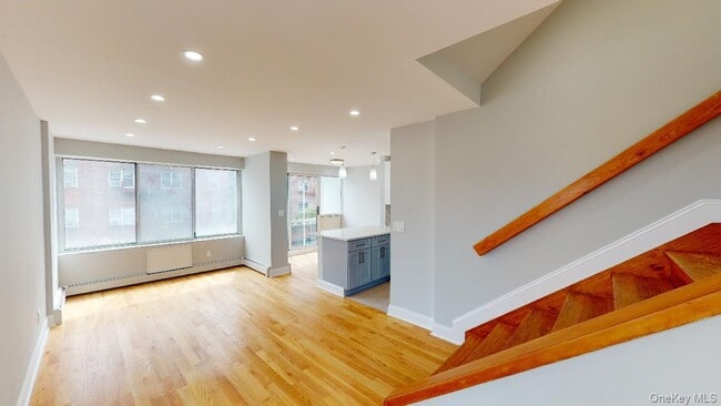 Photo - 67-39 Clyde St