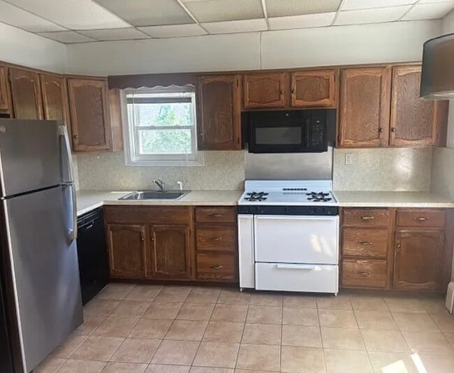 Building Photo - 345 Memorial Dr Unit 2