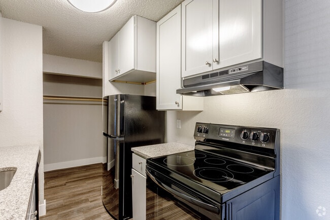 2BR, 1BA - 906SF