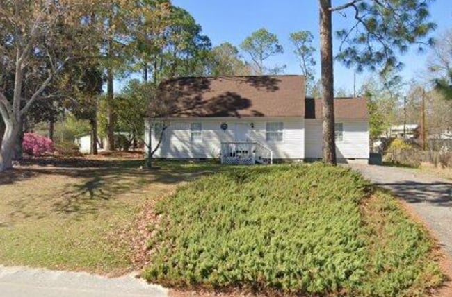 Building Photo - 201 Community Dr