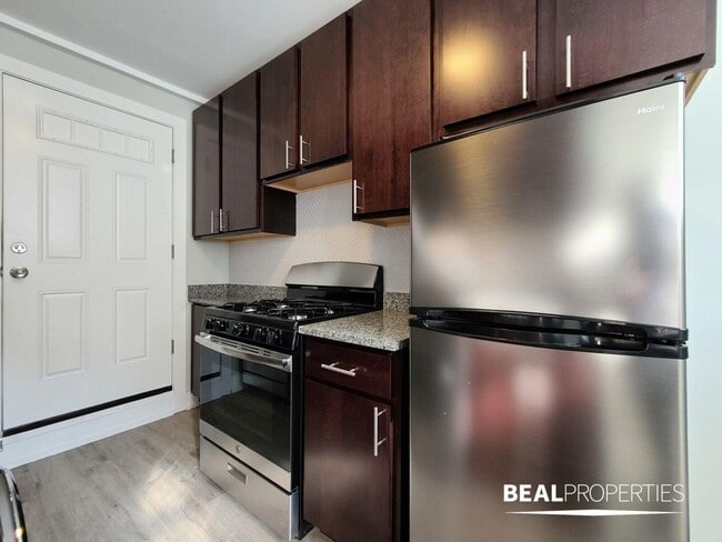 Building Photo - 3827.5 N Fremont St Unit E1