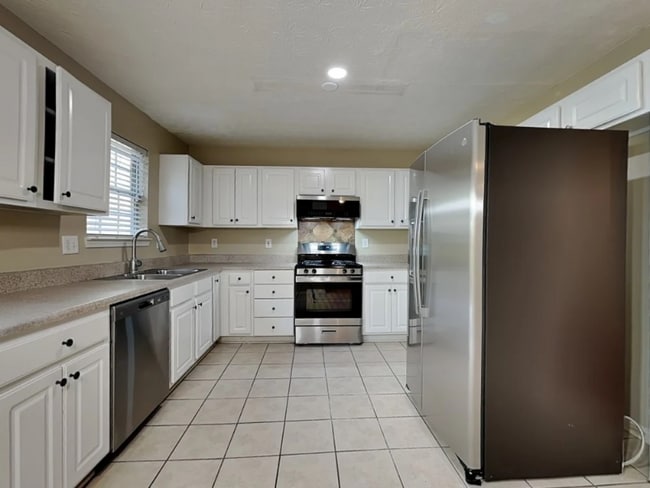 Photo - 832 Sugar Oak Ln