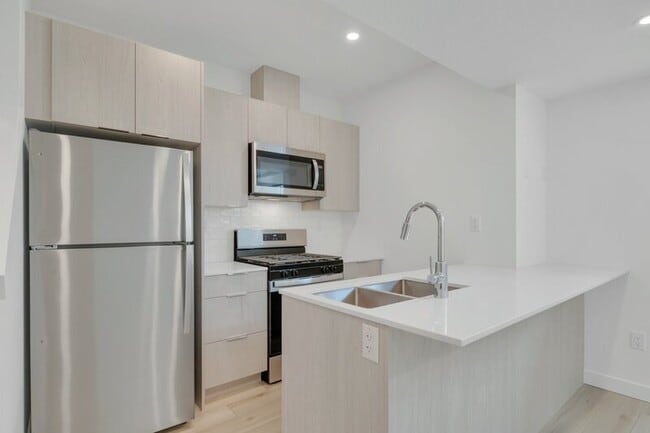 Photo - 10969-10130 130 St NW