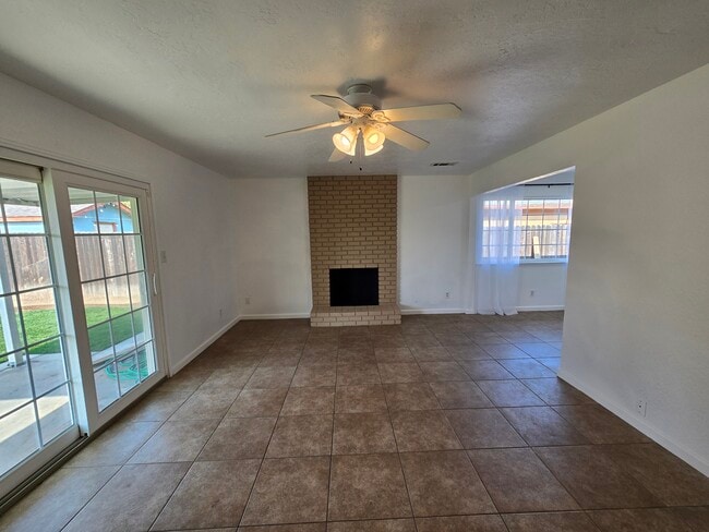 Sala de estar - 4577 N Lorna Ave