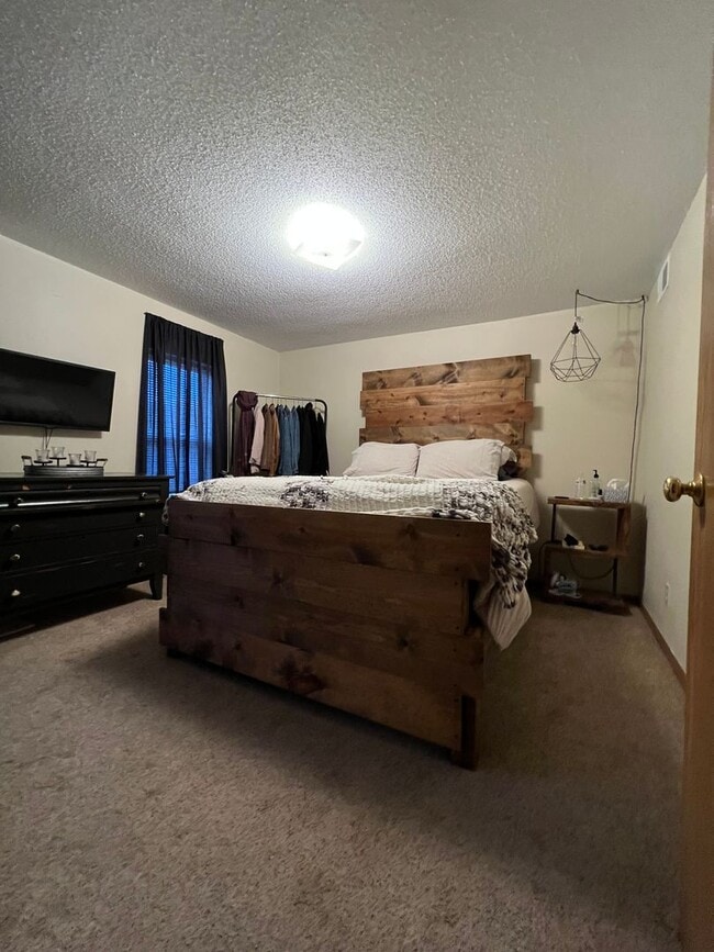 Building Photo - Hoff - 14 Unit 115