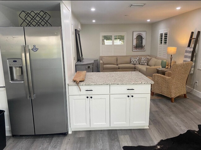 Building Photo - 413 S Melville Ave