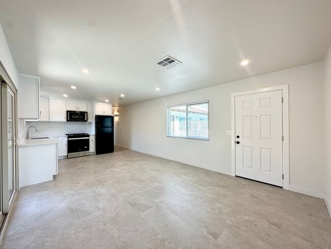 Building Photo - COMING SOON! 1 Bedroom 1 Bathroom Apartment in Palm Springs w/ Community Pool ! Unit 01
