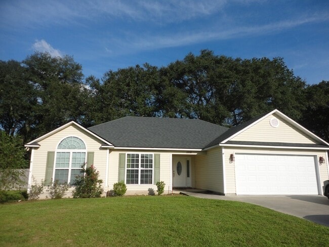 Building Photo - Charming 3BR Home with Open Split Floor Plan, Vaulted Ceilings & 2-Car Garage in Valdosta