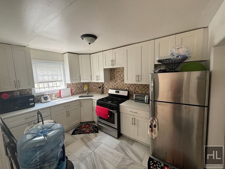 BROOKHAVEN AVENUE - ROOM RENTAL